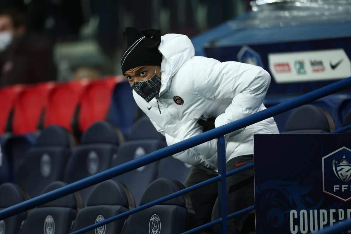 Od środy w centrach francuskich miast nie będzie już trzeba nosić maseczek w otwartych przestrzeniach publicznych. Zniesiony zostanie również obowiązek pracy zdalnej, która będzie jednak nadal zalecana. Przestaną też obowiązywać limity miejsc podczas imprez masowych.