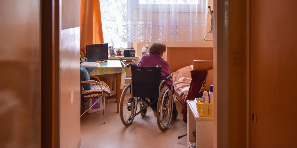 Ze względu na rosnącą liczbę zakażeń koronawirusem i piątą falę pandemii w łódzkich domach pomocy społecznej od 1 lutego ograniczono wyjścia z placówek podopiecznych i wizyty gości z zewnątrz - poinformował we wtorek Urząd Miasta Łodzi.