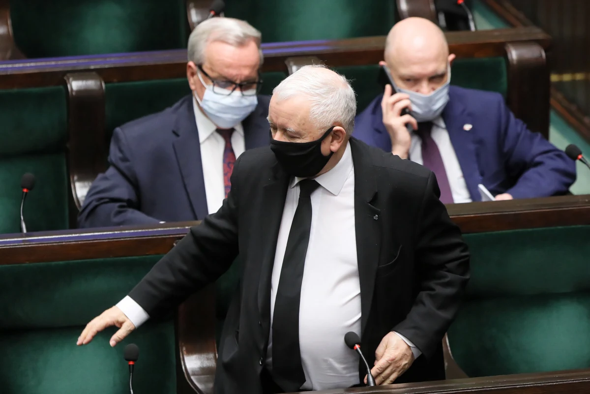 Sejm odrzucił ustawę covidową, który zakłada m.in. przyznanie pracownikom prawa do bezpłatnych testów na koronawirusa. Głosowanie poprzedziła burzliwa debata. "To chyba największy bubel prawny w historii polskiego parlamentu, Jarosław Kaczyński przedstawił gniota" - oświadczył Borys Budka (KO). Prezes PiS podkreślił z kolei, że projekt uwzględnia oczywiste zasady m.in., że lekarze mają obowiązek leczyć.