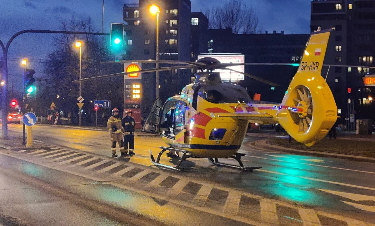 ​Helikopter Lotniczego Pogotowia Ratunkowego musiał lądować na ulicy Bratysławskiej w Krakowie. W pobliskim sklepie zasłabła kobieta. Choć szpitale są niedaleko, to nie było wolnej karetki, by po nią przyjechała.