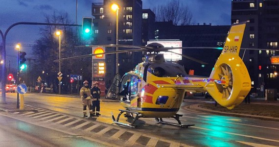 ​Helikopter Lotniczego Pogotowia Ratunkowego musiał lądować na ulicy Bratysławskiej w Krakowie. W pobliskim sklepie zasłabła kobieta. Choć szpitale są niedaleko, to nie było wolnej karetki, by po nią przyjechała.