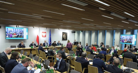 Sejmowa Komisja Zdrowia opowiedziała się za odrzuceniem w pierwszym czytaniu nowej ustawy covidowej. Wniosek za odrzuceniem projektu poparło 22 posłów, przeciw było 17. Nikt nie wstrzymał się od głosu. 