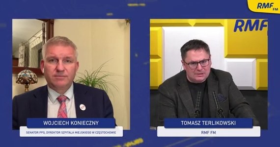 „To jest zapis groźny. On grozi tym, że lekarze nie będą obecni na posterunkach pracy, czyli w poradniach, gdzie również są bardzo potrzebni. Jakby tego nie zorganizować, to bardziej skuteczni są - w sensie możliwości przyjęcia większej ilości pacjentów - kiedy pacjenci się do nich zgłaszają niż jeżeli oni jeżdżą po domach pacjentów (…). Zresztą druga cecha projektu jest również dyskwalifikująca. To znaczy, badanie fizykalne zaprogramowane ustawą nic nie da, ponieważ pacjenta się bada, kiedy trzeba i podejmuje się odpowiednie działania, a nie kiedy nakazuje to zapis ustawy. Ci pacjenci rano zbadani przez lekarza mogą nie mieć żadnych objawów (…), a wieczorem mogą trafić na SOR i to badanie ich przed niczym nie uchroni” – tak o przepisie dotyczącym nakazu badania fizykalnego osób, u których wykryto koronawirusa zawartym w nowej ustawie covidowej mówił w Popołudniowej rozmowie w RMF FM lekarz i senator Wojciech Konieczny.