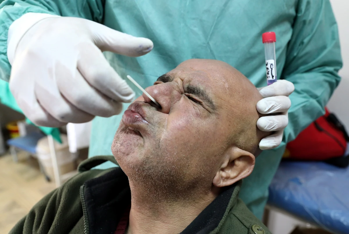 W wielu krajach fala infekcji wywoływanych wariantem Omikron koronawirusa nie osiągnęła jeszcze szczytu; nie należy przedwcześnie znosić restrykcji - ostrzegli we wtorek przedstawiciele WHO. Ogłoszenie zwycięstwa nad pandemią Covid-19 jest przedwczesne - dodał szef WHO.