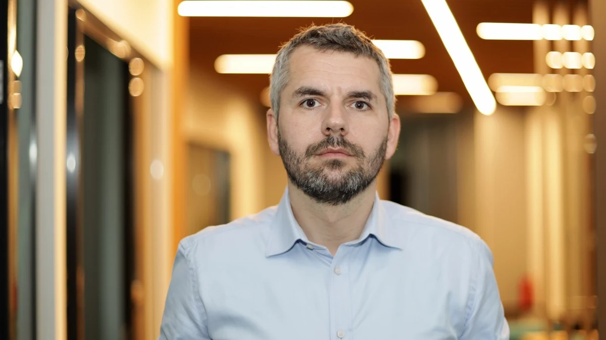 "Jarosław Kaczyński wyszedł i powiedział, że takie rzeczy, jak to, że rząd wprowadza prawo i to prawo jest przestrzegane mogą być może gdzieś na zachodzie zadziałać ale doskonale wiemy, że nie w Polsce. To był manifest imposybilizmu" - tak gość Porannej rozmowy w RMF FM - poseł Lewicy Maciej Konieczny - ocenił wczorajsze wystąpienie lidera PiS-u w czasie posiedzenia Sejmu, na którym głosowano nad nową ustawą covidową. "Najpotężniejszy teoretycznie człowiek w tym kraju wychodzi i mówi, że on nic nie może" - dodał. 