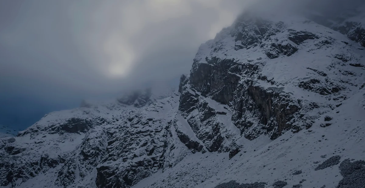 ​W Tatrach rośnie zagrożenie lawinowe. Ratownicy TOPR znów ogłosili jego trzeci stopień. Ma to związek z zapowiadanymi opadami śniegu, które mogą sięgnąć nawet 40 cm śniegu.