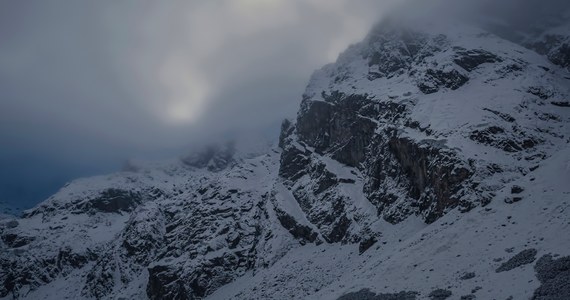 ​W Tatrach rośnie zagrożenie lawinowe. Ratownicy TOPR znów ogłosili jego trzeci stopień. Ma to związek z zapowiadanymi opadami śniegu, które mogą sięgnąć nawet 40 cm śniegu.