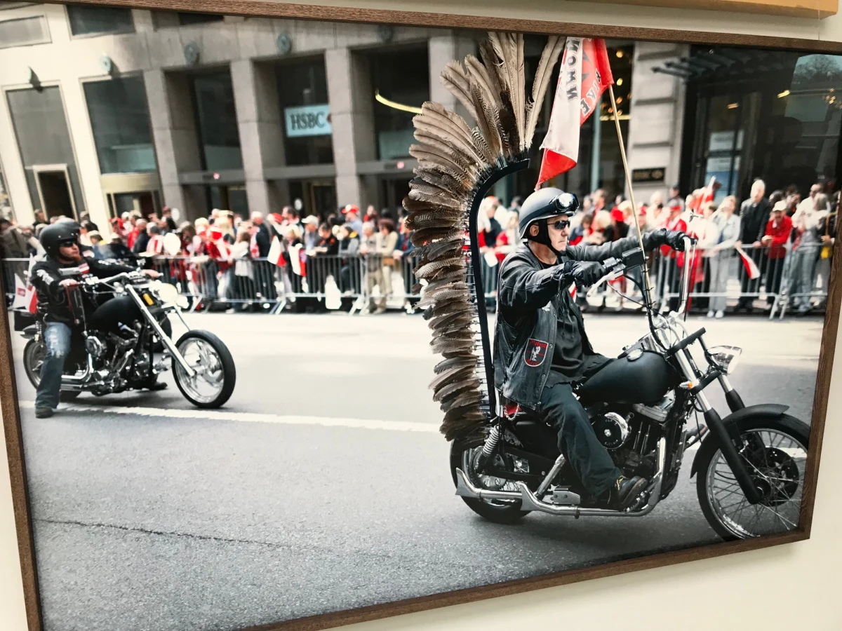 Wystawa "Marsz, marsz, Polonia!", zrealizowana z inicjatywy Konsulatu Generalnego USA w Krakowie, przedstawia polską diasporę widzianą poprzez obiektyw najwybitniejszych fotografów polskich i amerykańskich od początku XX wieku do czasów nam współczesnych.