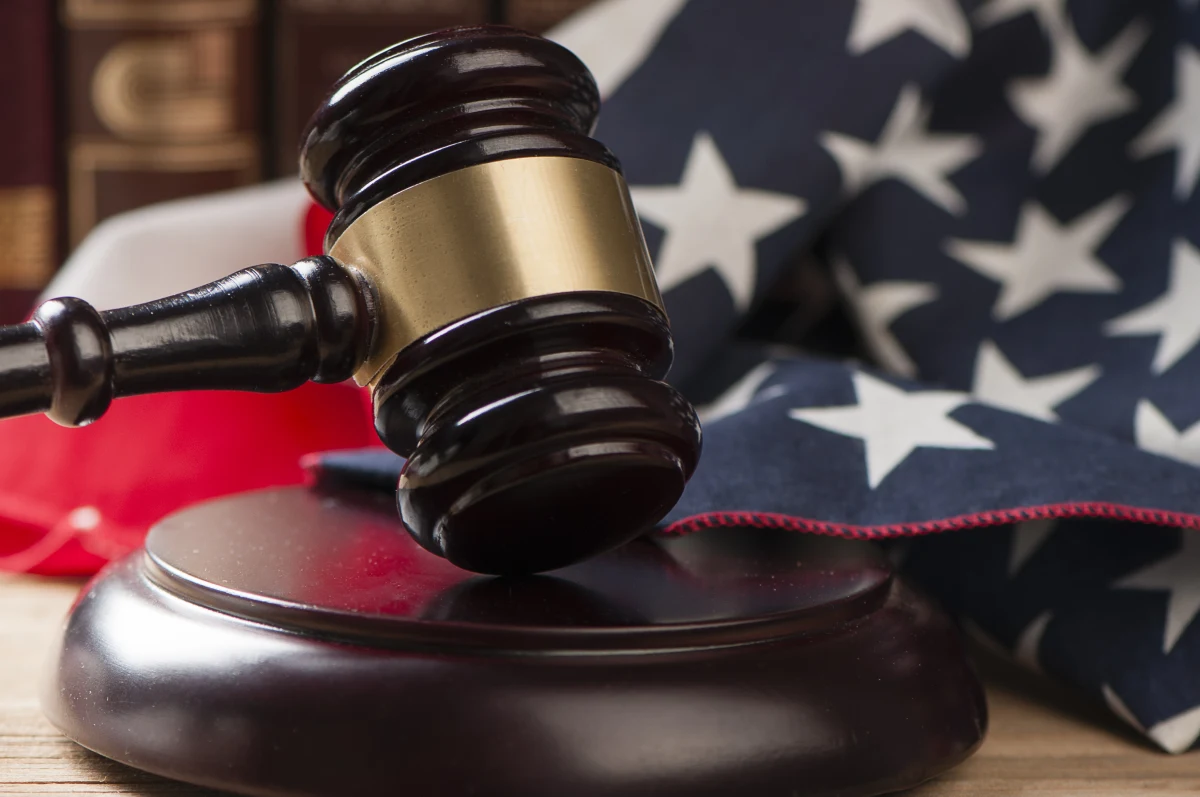 Kevin Dugar spędził prawie 20 lat w więzieniu w stanie Illinois za zabójstwo. Został wypuszczony, ponieważ po latach do winy przyznał się jego brat bliźniak - przekazał we wtorek portal the Tribune.