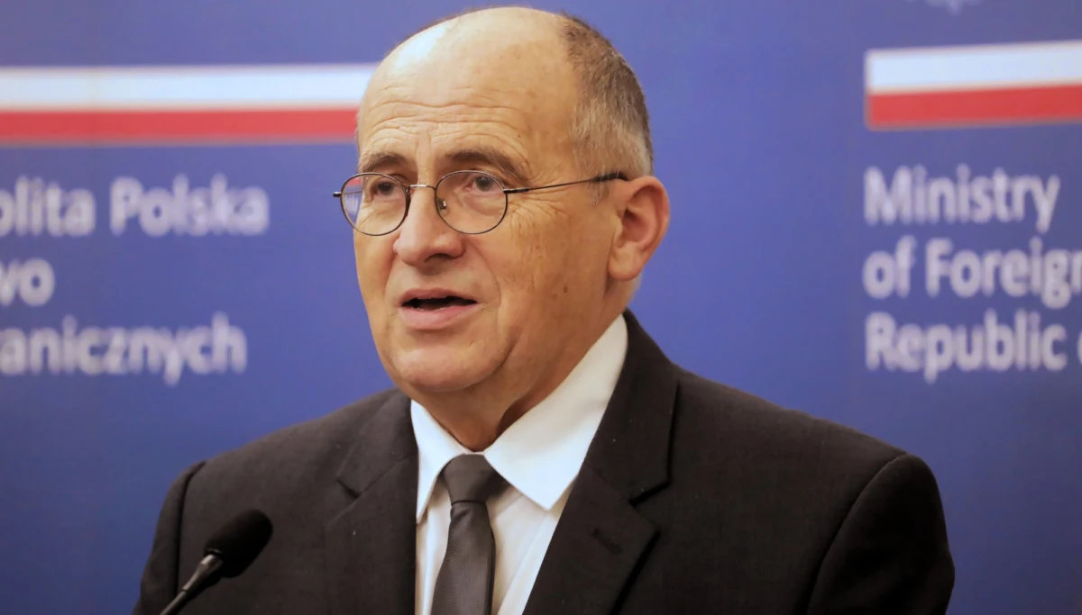 "Trwa dalsza koordynacja z sekretarzem stanu USA Antonym Blinkenem, ministrem spraw zagranicznych Polski Zbigniewem Rauem i szefem dyplomacji UE Josepem Borrellem dotycząca nieuzasadnionej rozbudowy sił militarnych Rosji na Ukrainie i wokół niej oraz naszych kolejnych kroków" - przekazał na Twitterze szef NATO Jens Stoltenberg. Dziś wizytę w Waszyngtonie rozpoczyna szef polskiego MSZ Zbigniew Rau. Z kolei jeszcze w tym miesiącu do Europy ma przybyć szef Pentagonu, aby spotkać się z sojusznikami z NATO - poinformował Głos Ameryki.