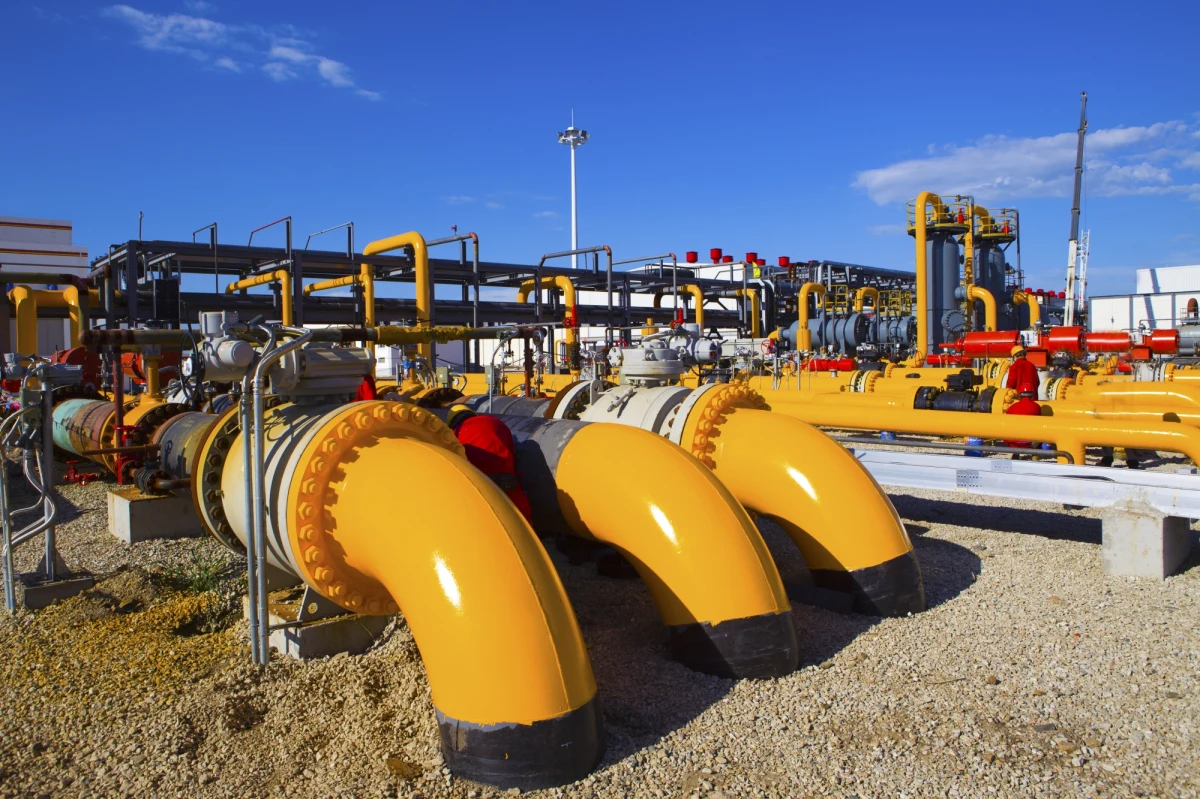 Niewielkie ilości gazu z Rosji w środę znów popłynęły gazociągiem jamalskim w kierunku z Polski do Niemiec po długiej przerwie - podała agencja Reutera, powołując się na dane niemieckiego operatora Gascade. Jak informuje, dostawy gazy trwały... około godziny. Od grudnia 2021 r. gaz w przebiegającym przez Polskę rurociągu Jamał-Europa płynął z zachodu na wschód, czyli w odwrotnym kierunku niż zazwyczaj.