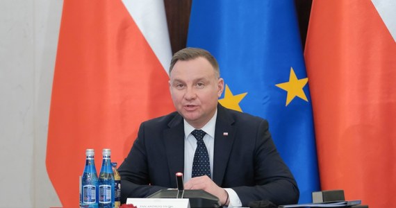 Prezydent Andrzej Duda podpisał ustawę budżetową na 2022 r. - poinformowała Kancelaria Prezydenta RP. Wydatki budżetu w tym roku mają wynieść 521,8 mld zł, dochody 491,9 mld zł, a deficyt nie może przekroczyć 29,9 mld zł.