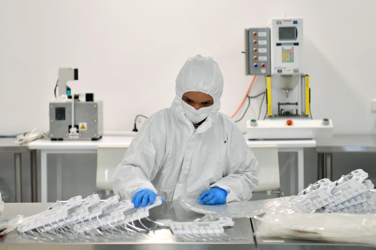 Ministerstwo Zdrowia informuje o 56 051 nowych przypadkach zakażenia koronawirusem. Ostatniej doby zmarło 318 chorych na Covid-19. Bilans epidemii koronawirusa w Polsce to 4 981 321 zakażonych. Nie żyje 105 753 spośród nich.