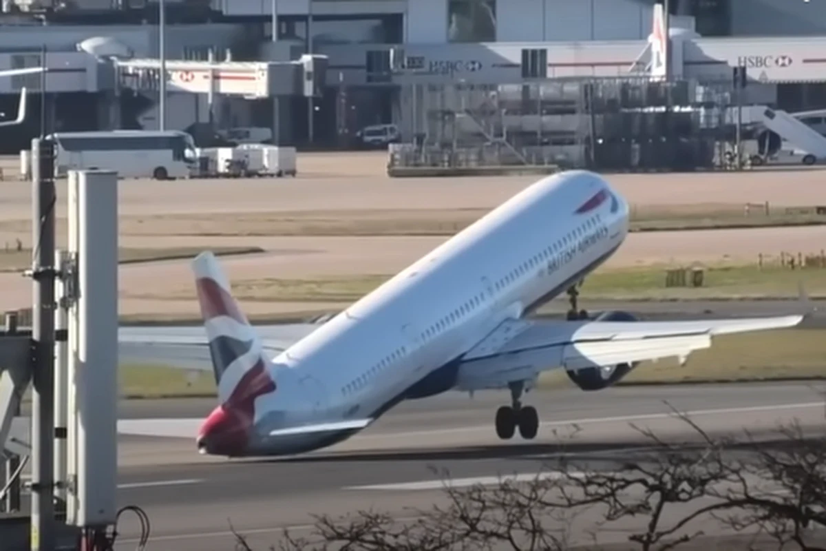 Tylko dzięki wybitnym umiejętnościom pilotów nie doszło do katastrofy na lotnisku Heathrow w Londynie. Przy lądowaniu w maszynę uderzył nagły podmuch boczny wiatru. Ta dotknęła już swoim podbrzuszem pasa startowego. Manewr pilota uchronił ją przez najgorszym.