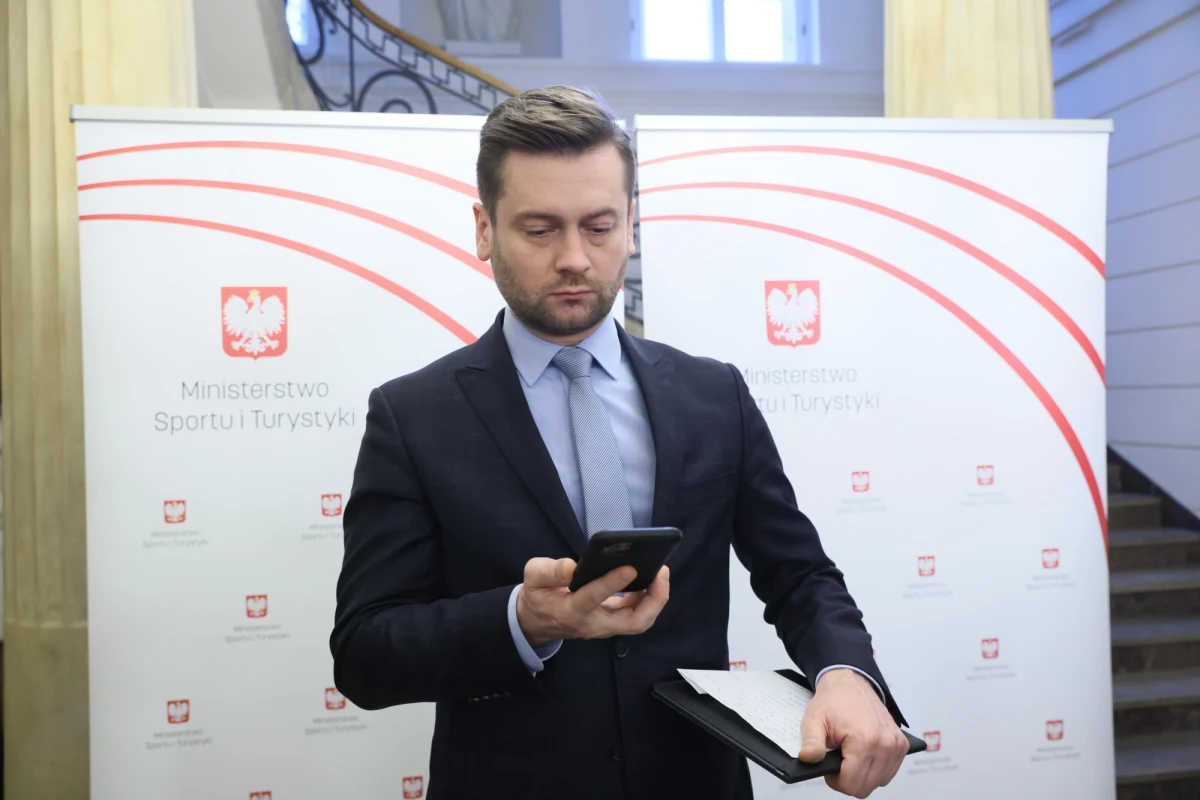 "Mam podzielną uwagę :)" - tak poseł Kamil Bortniczuk skomentował fakt, że wczoraj wieczorem równocześnie udzielał na żywo wywiadu w telewizji państwowej i głosował ws. „lex Kaczyński”. Sejm projekt ustawy odrzucił. Jednym z głosujących przeciwko był m.in. minister sportu i turystyki Kamil Bortniczuk. 