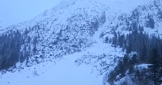 Potężna lawina śnieżna zeszła na taflę Morskiego Oka w Tatrach, załamując grubą warstwę lodu. Jak informuje leśniczy Tatrzańskiego Parku Narodowego, zwały śniegu znalazły się w miejscu, gdzie zazwyczaj gromadzą się tłumy turystów. Mogło dość do wielkiej tragedii. 