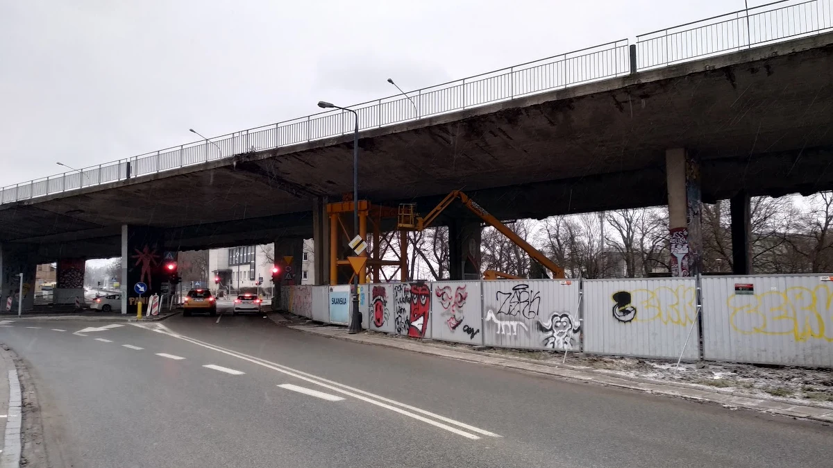 Remont wiaduktów Trasy Łazienkowskiej wchodzi w kolejny etap. W piątek 4 lutego prace rozpoczną się pod arterią. Jak informuje reporter RMF MAXXX Przemek Mzyk, od piątkowego wieczoru zamknięte będzie rondo Sedlaczka.