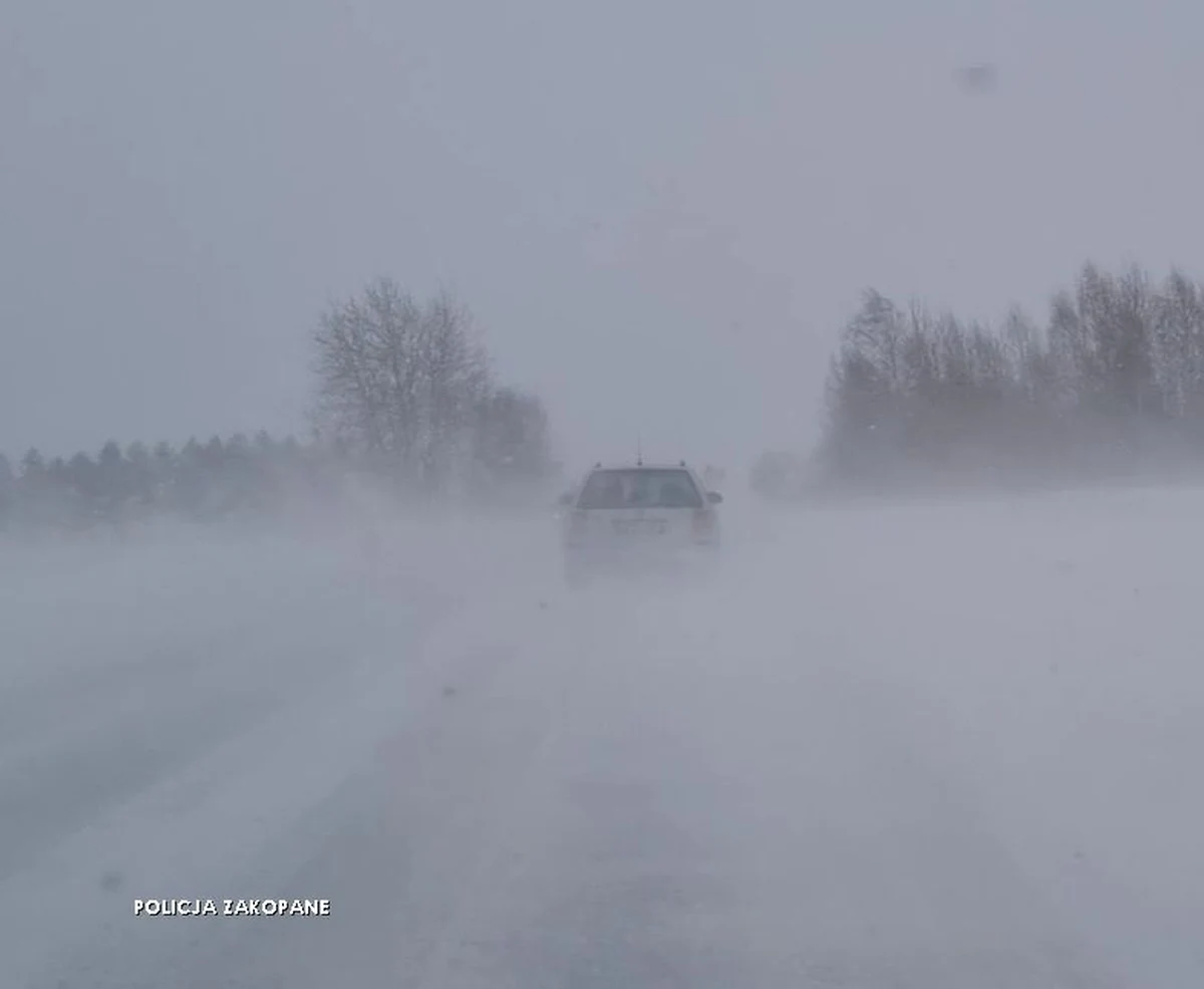 Tatrzańscy policjanci pomogli rodzinie z małym dzieckiem, której samochód utknął w zaspie na drodze wiodącej w kierunku Morskiego Oka. Do tego zdarzenia doszło w niedzielę, kiedy nad Tatrami przechodziły potężne śnieżyce. Turyści podziękowali policjantom za pomoc i być może uratowanie życia. 