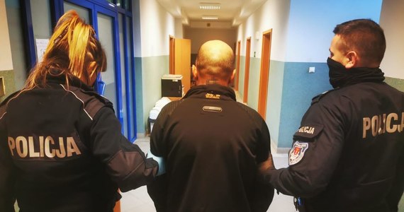 Gdańscy policjanci zatrzymali mężczyznę, który w ciągu trzech dni ponad 20 razy robił drobne zakupy na cudzy rachunek, na łączną kwotę prawie 530 zł. Śledczy przedstawili 48-latkowi 21 zarzutów.