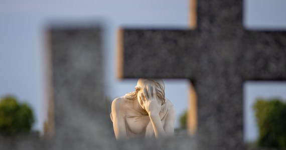 Na cmentarzu w Melbourne, stolicy stanu Wiktoria, otworzono dwa grobowce i skradziono czaszki leżących w nich zmarłych. Policja podejrzewa motywy satanistyczne - informuje australijski portal 7news.