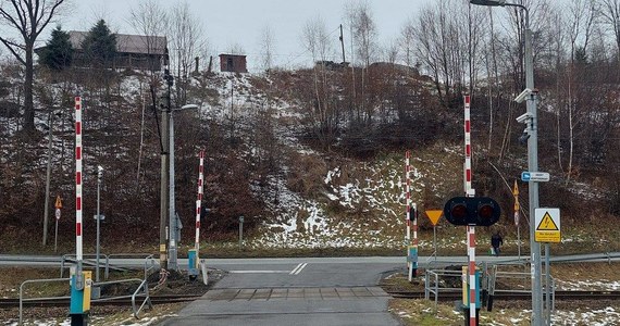 3 tys. złotych mandatu dostała kobieta, która wjechała na przejazd kolejowy w Młodowie w Małopolsce mimo opuszczających się zapór. To i tak niewielkie konsekwencje biorąc pod uwagę, że kobieta wjechała przed nadjeżdżający pociąg z czwórka swoich dzieci w samochodzie. 
