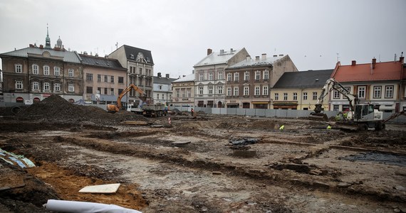 Podczas prac ziemnych na centralnym placu dawnej Białej Krakowskiej, obecnie wschodniej części Bielska-Białej, odkryto pozostałości dawnych obiektów miejskich. Jednym z nich może być podmurówka najstarszego, XVIII-wiecznego ratusza - podał bielski magistrat.
