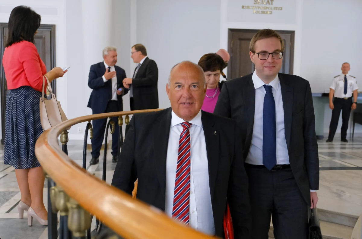 Minister finansów Tadeusz Kościński i jego zastępca Jan Sarnowski stracą stanowiska za chaos wokół Polskiego Ładu - ustalili nieoficjalnie dziennikarze RMF FM. Decyzja w tej sprawie już zapadła, a do dymisji ma dojść w ciągu najbliższych kilkunastu dni. Lider Prawa i Sprawiedliwości Jarosław Kaczyński w wywiadzie dla Polskiej Agencji Prasowej ostro skomentował chaos związany z wprowadzaniem Polskiego Ładu. "Stało się coś więcej niż niewłaściwego. Przypuszczam, że ci, którzy to przygotowywali na poziomie politycznym, półpolitycznym, niezupełnie zapanowali nad tym, co jest im podległe i tam, być może, zadziałał brak dostatecznych kwalifikacji, być może także i brak dobrej woli" - stwierdził. Zapowiedział też wyciągnięcie konsekwencji personalnych. 