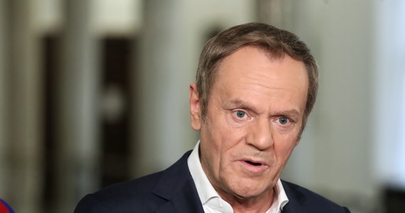 Oczekuję od prezesa PiS Jarosława Kaczyńskiego, aby doprowadził na najbliższym posiedzeniu Sejmu do głosowania nad ponownym wotum zaufania dla premiera Mateusza Morawieckiego, żeby pokazać Polsce, że jest jakaś większość w tym parlamencie - podkreślił szef PO Donald Tusk.