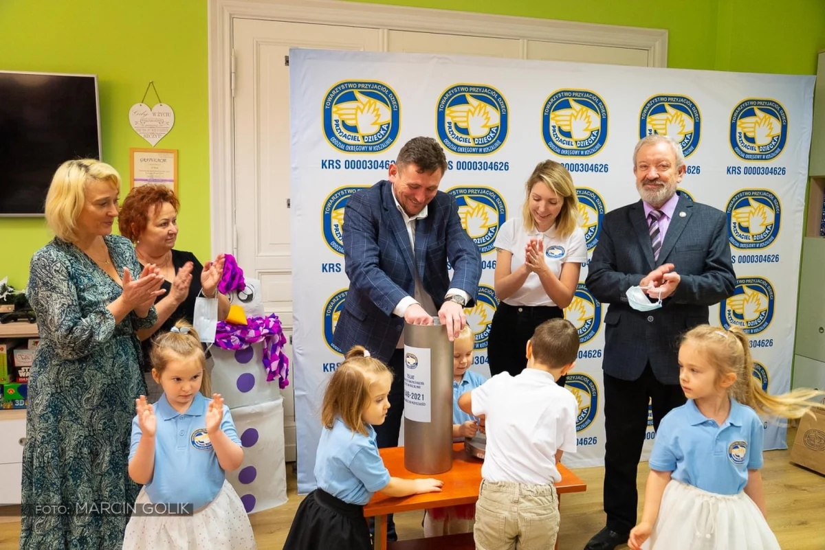 Koszalińskie Towarzystwo Przyjaciół Dzieci przygotowuje kapsułę czasu na 75-lecie istnienia. Do kapsuły trafiły prace plastyczne podopiecznych placówek, pamiątki, dokumenty, zdjęcia, wydawnictwa. 