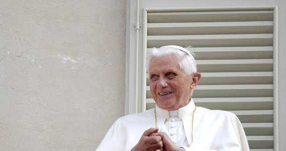 W internecie zamieszczono najnowsze zdjęcie kard. Josepha Ratzingera - byłego papieża Benedykta XVI. 16 kwietnia 2022 roku Ratzinger skończy 95 lat. Na zdjęciu widać, jak emerytowana głowa Kościoła siedzi w Ogrodach Watykańskich w towarzystwie innego biskupa.