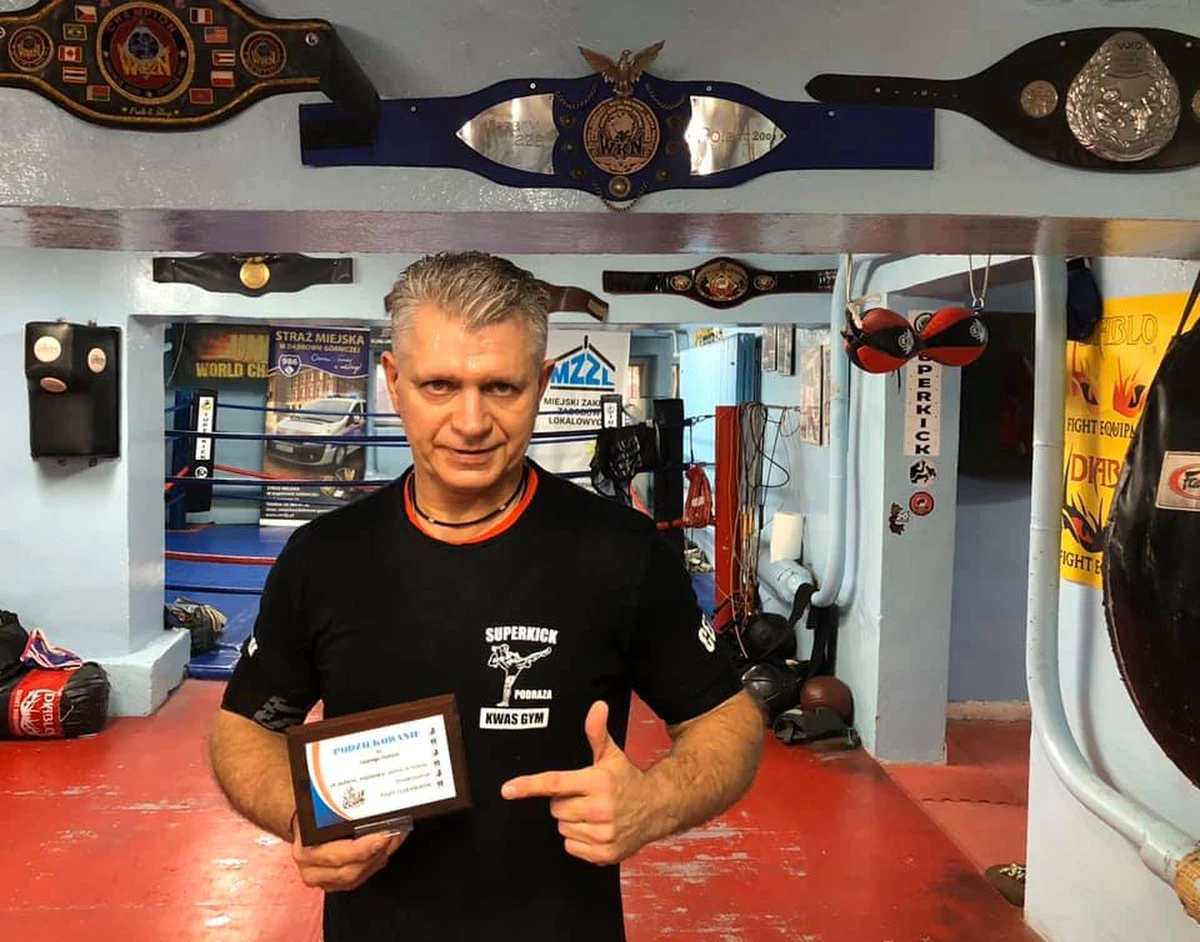 1339 nastolatków chciało w ubiegłym roku popełnić samobójstwo. Tak wynika z danych Komendy Głównej Policji. To mrożący krew w żyłach rekord. W reakcji na te dane w mediach społecznościowych swój numer z ofertą pomocy młodym ludziom opublikował Cezary Podraza, były mistrz świata w kickboxingu. "To nie był wyraz bezsilności, a raczej wiary w to, że może się udać i pomóc chociaż jednej osobie. To są udowodnione i zapisane statystyki, a ile jest tych przypadków o których nikt nie wie" – mówi Cezary Podraza, z którym o pomyśle pomocy młodym osobom w walce z depresją rozmawiał Wojciech Marczyk z redakcji sportowej RMF FM.