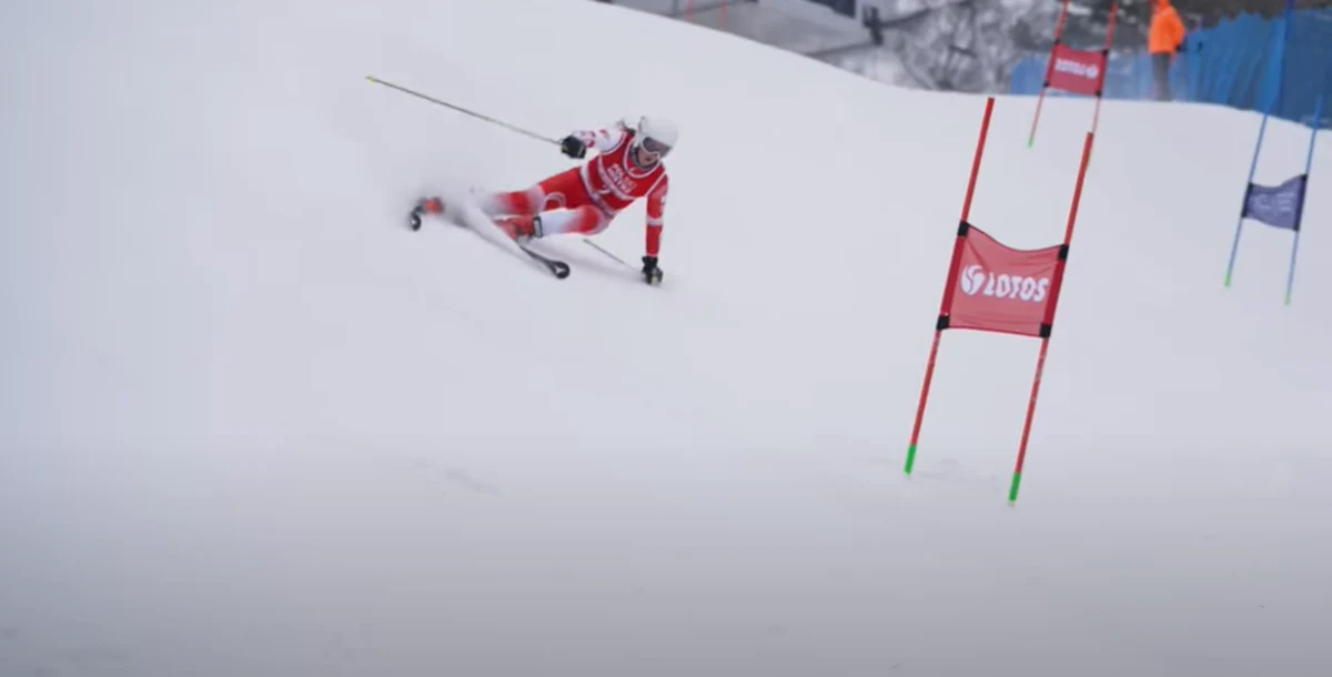 ​Sezon zawodów w narciarskich konkurencjach alpejskich rozgrywanych w ramach programu PolSKI Mistrz trwa w najlepsze. W drugiej połowie stycznia zawodniczki i zawodnicy rywalizowali w czasie kolejnego przystanku Młodzieżowego Pucharu Polski na Jaworzynie Krynickiej oraz w międzynarodowych zawodach FIS w ośrodku PKL Palenica w Szczawnicy. Relację z narciarskich zmagań obejrzeć można w trzecim odcinku PolSKI Mistrz TV.