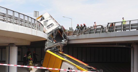 29-letni kierowca autobusu Tomasz U. przyznał się w środę przed sądem do tego, że w czerwcu 2020 r. spowodował wypadek na moście Grota-Roweckiego, a wcześniej zażył amfetaminę. Mężczyzna tłumaczył, że zażycie narkotyku miało pomóc zagłuszyć silny ból kręgosłupa, który dokuczał mu od dłuższego czasu.