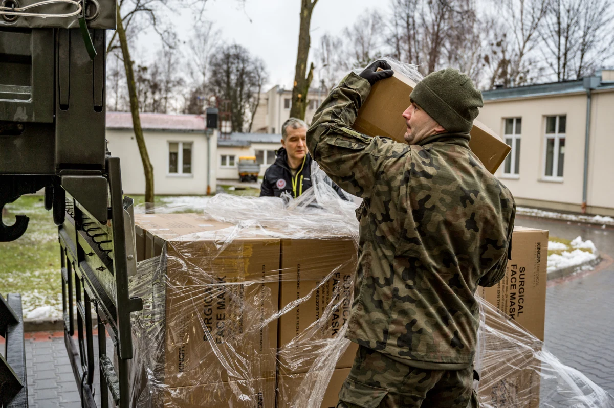 Ponad 100 palet z materiałami medycznymi i artykułami spożywczymi dostarczyli żołnierze 9. Łódzkiej Brygady Obrony Terytorialnej od początku roku. Każdego dnia w działania przeciwkryzysowe w walce z pandemią koronawirusa zaangażowanych jest blisko 50 żołnierzy 9. ŁBOT.