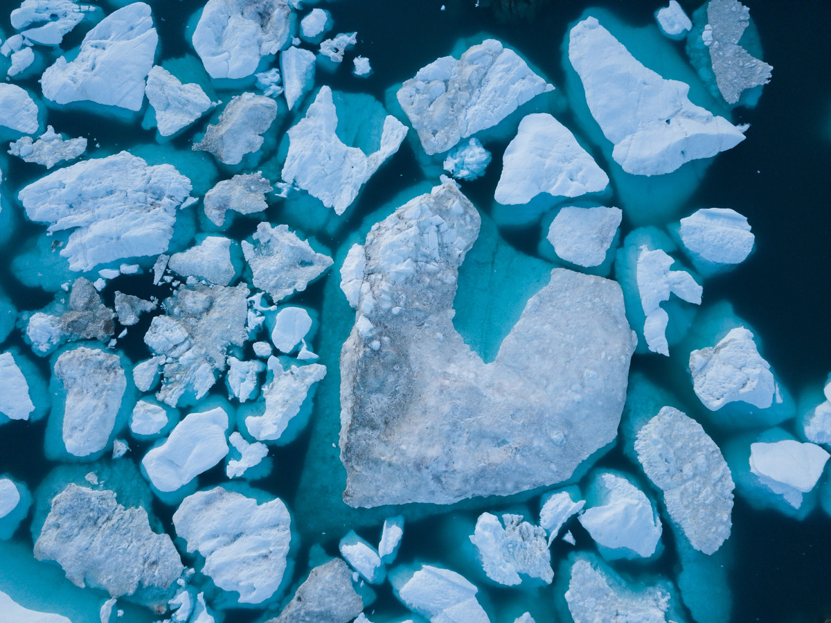 Każdego roku poziom morza wzrasta o około 3-4 milimetry. Kryją się za tym miliardy ton straconego lodu. Zmiana klimatu uderza przede wszystkim w zimę – mówią naukowcy, którzy na własne oczy widzieli już "śmierć lodowca". 