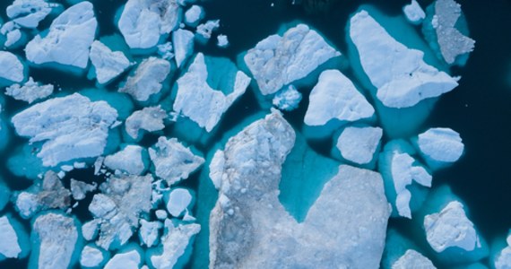 Każdego roku poziom morza wzrasta o około 3-4 milimetry. Kryją się za tym miliardy ton straconego lodu. Zmiana klimatu uderza przede wszystkim w zimę – mówią naukowcy, którzy na własne oczy widzieli już "śmierć lodowca". 