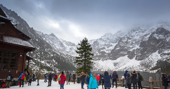 Po nocnym zejściu lawiny śnieżnej do Morskiego Oka TOPR przypomina turystom, że nawet popularna droga nad to jezioro oraz bezpośrednie otoczenie schroniska są zagrożone lawinami. Lawina była tak potężna, że wyłamała na Morskim Oku lód o grubości pół metra, a jej podmuch przesunął o kilka metrów dwutonowy samochód ratowniczy.