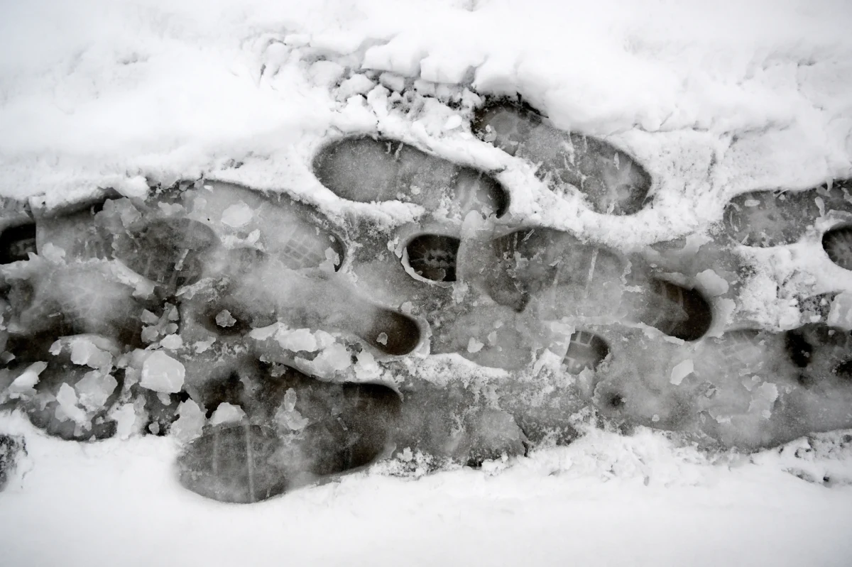 Noc ze środy na czwartek będzie pochmurna, z opadami deszczu i śniegu. Możliwe są oblodzenia dróg - powiedział dyżurny synoptyk Instytutu Meteorologii i Gospodarki Wodnej Kamil Walczak. Najbliższe dni zapowiadają się pochmurnie. W całym kraju mogą pojawić się opady śniegu i deszczu ze śniegiem.
