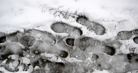 Noc ze środy na czwartek będzie pochmurna, z opadami deszczu i śniegu. Możliwe są oblodzenia dróg - powiedział dyżurny synoptyk Instytutu Meteorologii i Gospodarki Wodnej Kamil Walczak. Najbliższe dni zapowiadają się pochmurnie. W całym kraju mogą pojawić się opady śniegu i deszczu ze śniegiem.
