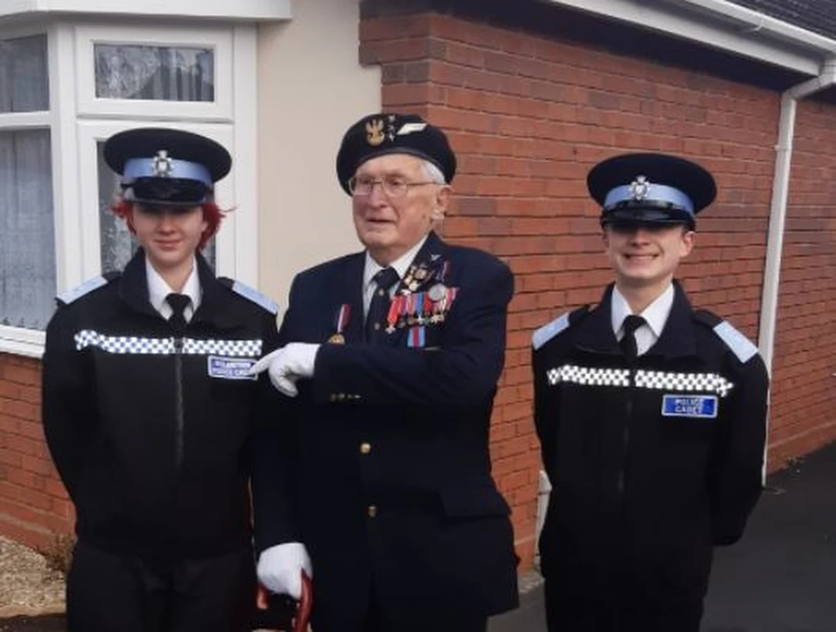 Nietypowy prezent-niespodziankę z okazji 99. urodzin otrzymał mieszkający w Wielkiej Brytanii polski weteran, porucznik Edmund Szymczak. Przed jego domem przeszła parada, którą prowadził szkocki dudziarz, a oprócz tortu dostał list z kancelarii prezydenta RP i medal.