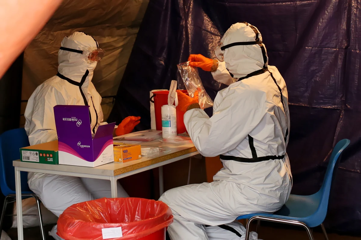 "Niestety, od początku pandemii polskie władze nie traktowały związanych z nią problemów poważnie i priorytetowo. Robiły tylko to, co było konieczne i wymuszone" - powiedział w wywiadzie dla "Super Expressu" ekspert Naczelnej Rady Lekarskiej ds. walki z Covid-19 Paweł Grzesiowski.