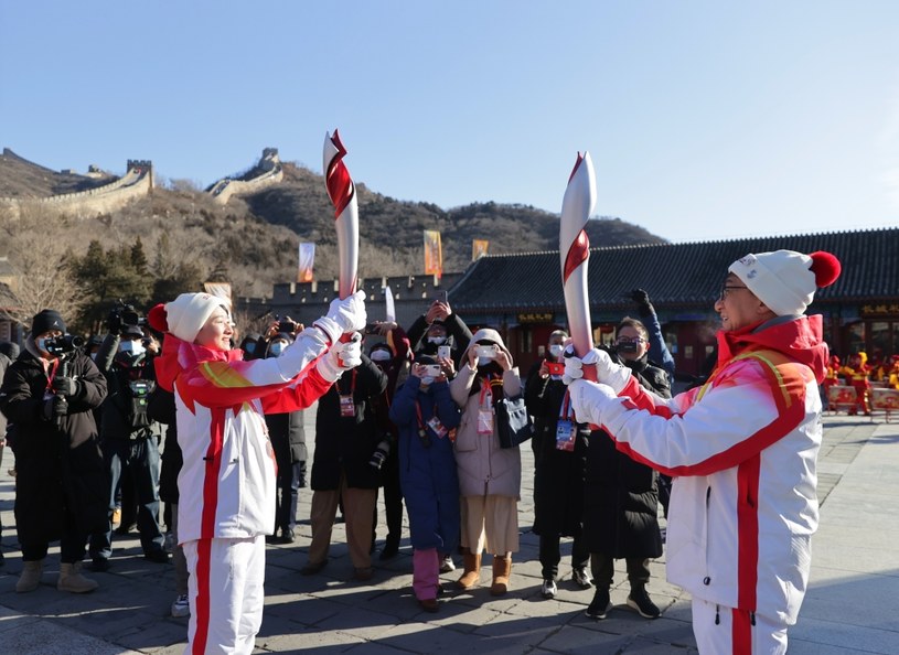 Tradycyjna sztafeta z ogniem olimpijskim, która z powodu pandemii ma skromny charakter i potrwa zaledwie trzy dni, w czwartek dotarła pod Wielki Mur. Wśród niosących pochodnię był m.in. pochodzący z Hongkongu aktor Jackie Chan. W piątek w Pekinie ceremonia otwarcia zimowych igrzysk.