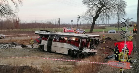 Autobus szkolny zderzył się z pociągiem na przejeździe kolejowym. Do wypadku doszło rano w miejscowości Warlubie w pow. świeckim. Zmarła jedna osoba.