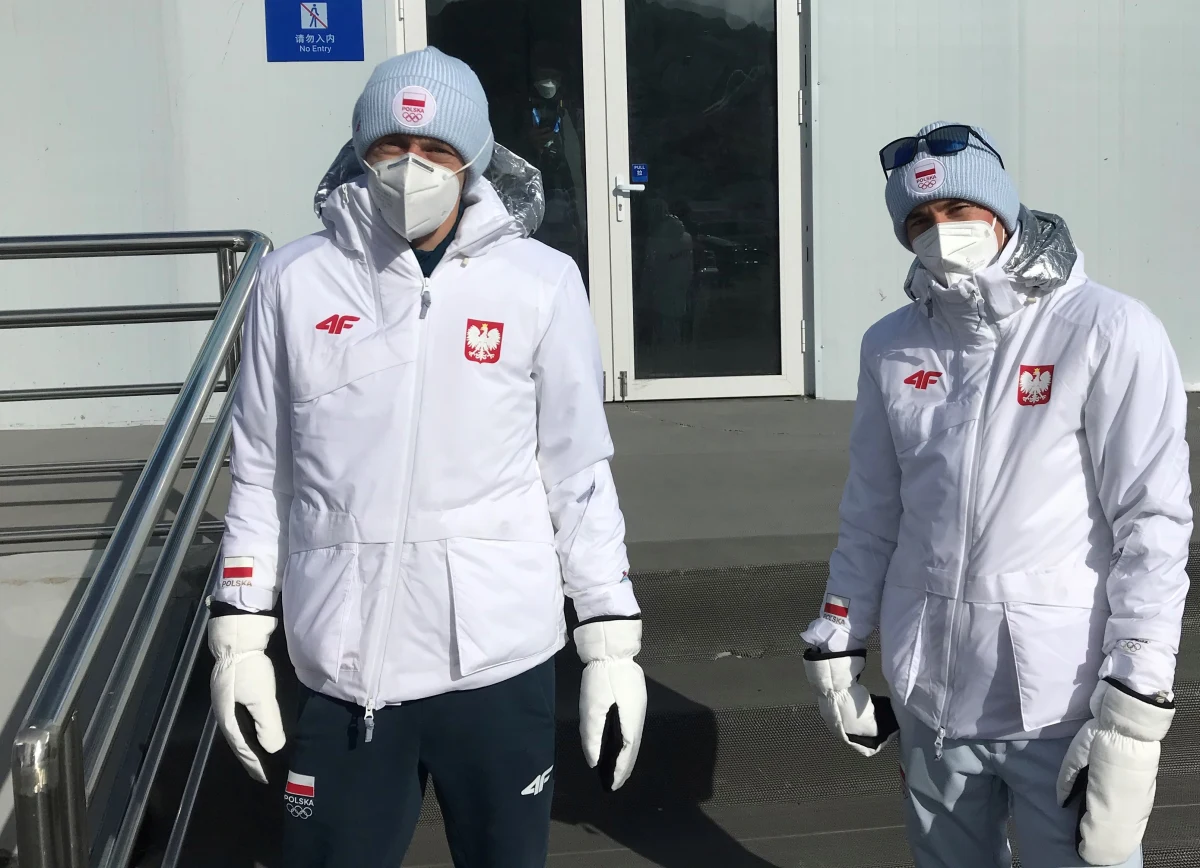 "Dla mnie osobiście jest to taki wyczekiwany moment. Ja widziałem tę skocznię tylko gdzieś tam przelotnie na zdjęciu, nie zagłębiałem się zbytnio, bo chce mieć takie super doznanie, taki moment 'wow'" - tak w rozmowie z dziennikarzem RMF FM mówił Kamil Stoch przed dzisiejszym treningiem na skoczni olimpijskiej w Zhangjiakou. To pierwszy trening polskich skoczków podczas igrzysk w Pekinie. "Nie mogę tego doczekać, kiedy będziemy na skoczni" - dodał Stoch. Także Dawid Kubacki zapewnił, że czeka z niecierpliwością na dzisiejszy trening. "Trzeba się oczywiście troszkę wjeździć w obiekt, troszkę wskakać, poczuć jaka ona jest" - podkreślił Kubacki. 