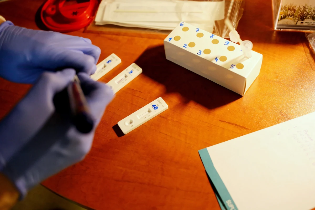 Ministerstwo Zdrowia informuje o 54 477 nowych przypadkach zakażenia koronawirusem. Ostatniej doby zmarło 307 chorych na Covid-19. Bilans epidemii koronawirusa w Polsce to 5 035 796 zakażonych. Nie żyje 106 060 spośród nich.