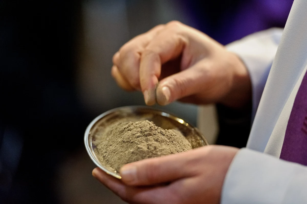 Środa Popielcowa to tzw. święto ruchome. Nie ma stałej daty w kalendarzu. W tym dniu zaczyna się trwający 40 dni Wielki Post. Dlaczego akurat popiół (i skąd pochodzi) jest symbolem Popielca oraz w który dzień to święto wypada w 2022 roku - dowiesz się z poniższego artykułu. 