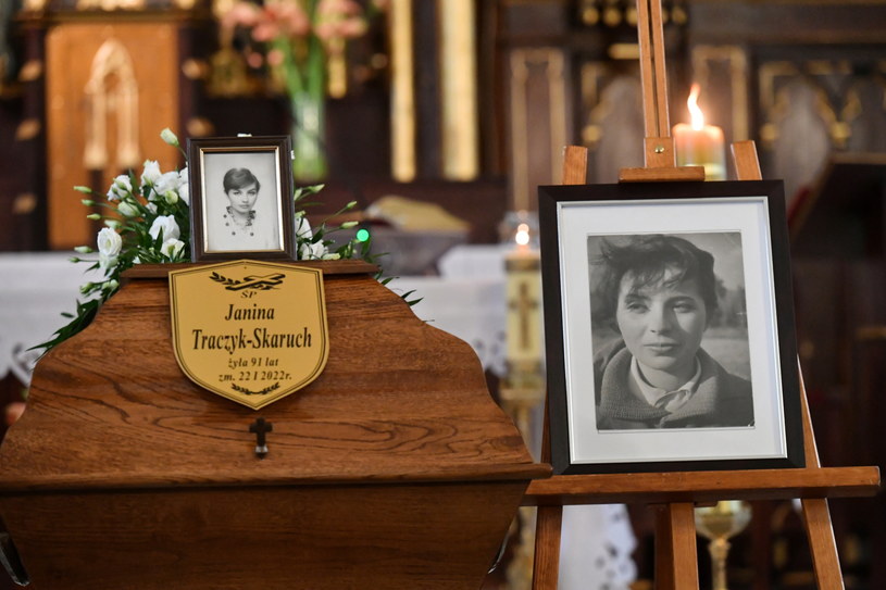 Pogrzeb Janiny Traczykówny odbył się w czwartek, 3 lutego, w kościele Matki Bożej Anielskiej w Konstancinie-Jeziornej. Popularna aktorka, znana z ról w takich produkcjach, jak "Noce i dnie", "Barbara i Jan" czy "Dzień świra", została pochowana na cmentarzu w Skolimowie.