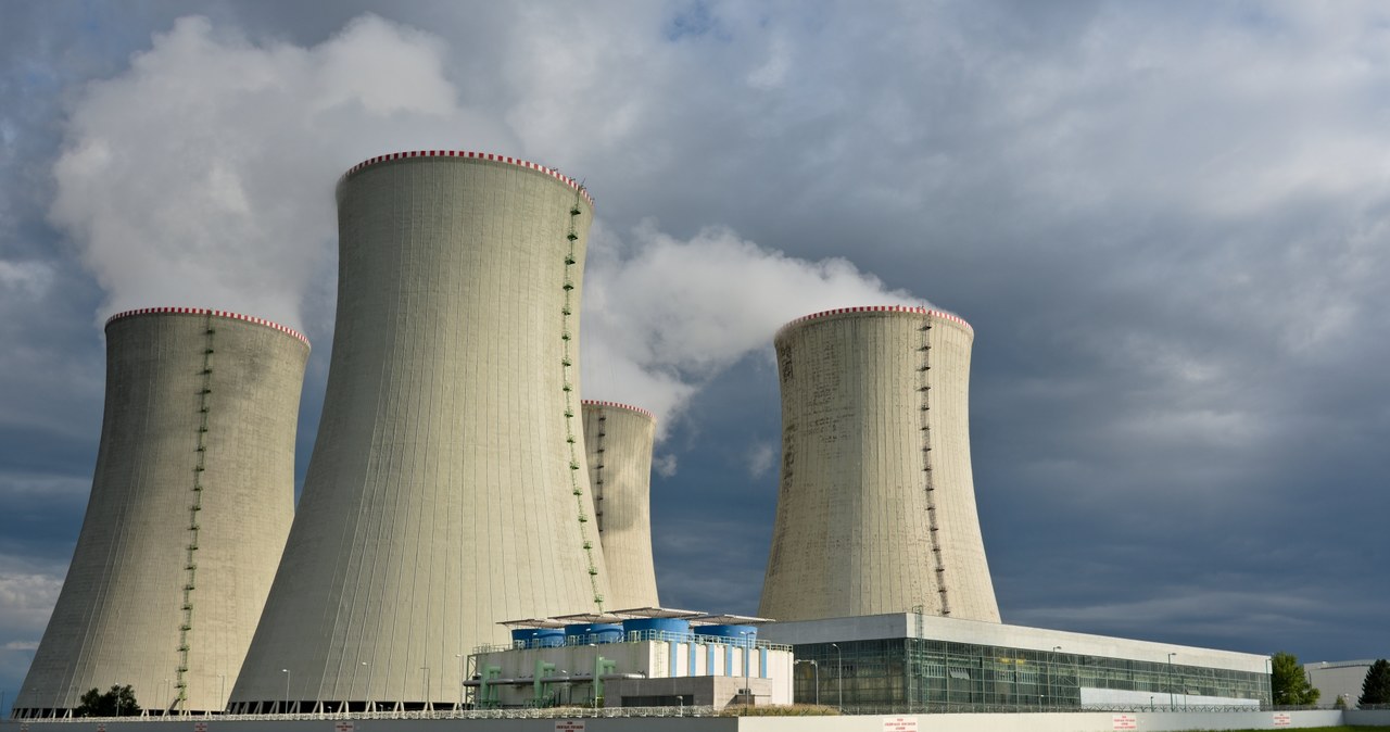 Emmanuel Macron zapowiedział nowe, gigantyczne inwestycje w energetykę jądrową. Francja nie odejdzie do atomu, ponieważ uzależnienie się od ekotechnologii OZE i gazu może zagrozić istnieniu tego mocarstwa.