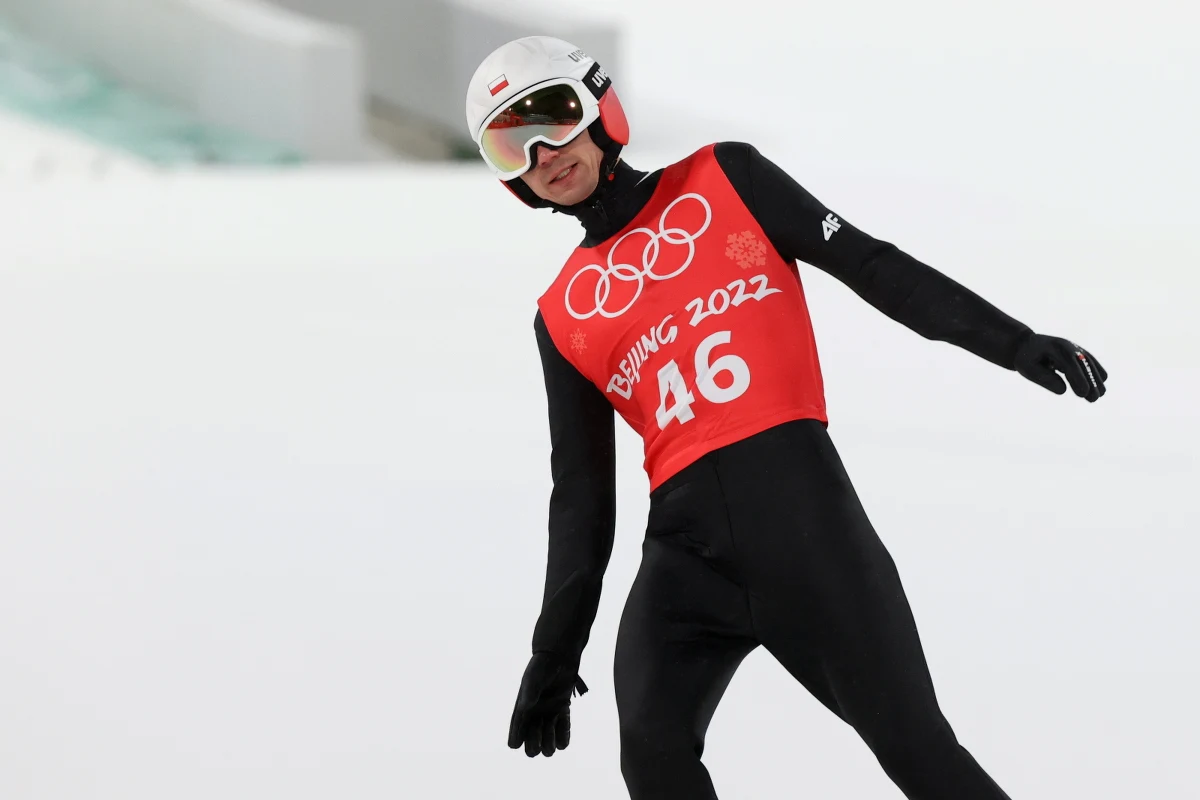 Kamil Stoch oddał najdłuższy skok (102,5 m) i został sklasyfikowany na drugim miejscu w pierwszej serii treningowej na skoczni normalnej. W treningach nieźle skakali też Piotr Żyła i Dawid Kubacki. Pierwszy konkurs igrzysk olimpijskich w Pekinie już w niedzielę. 