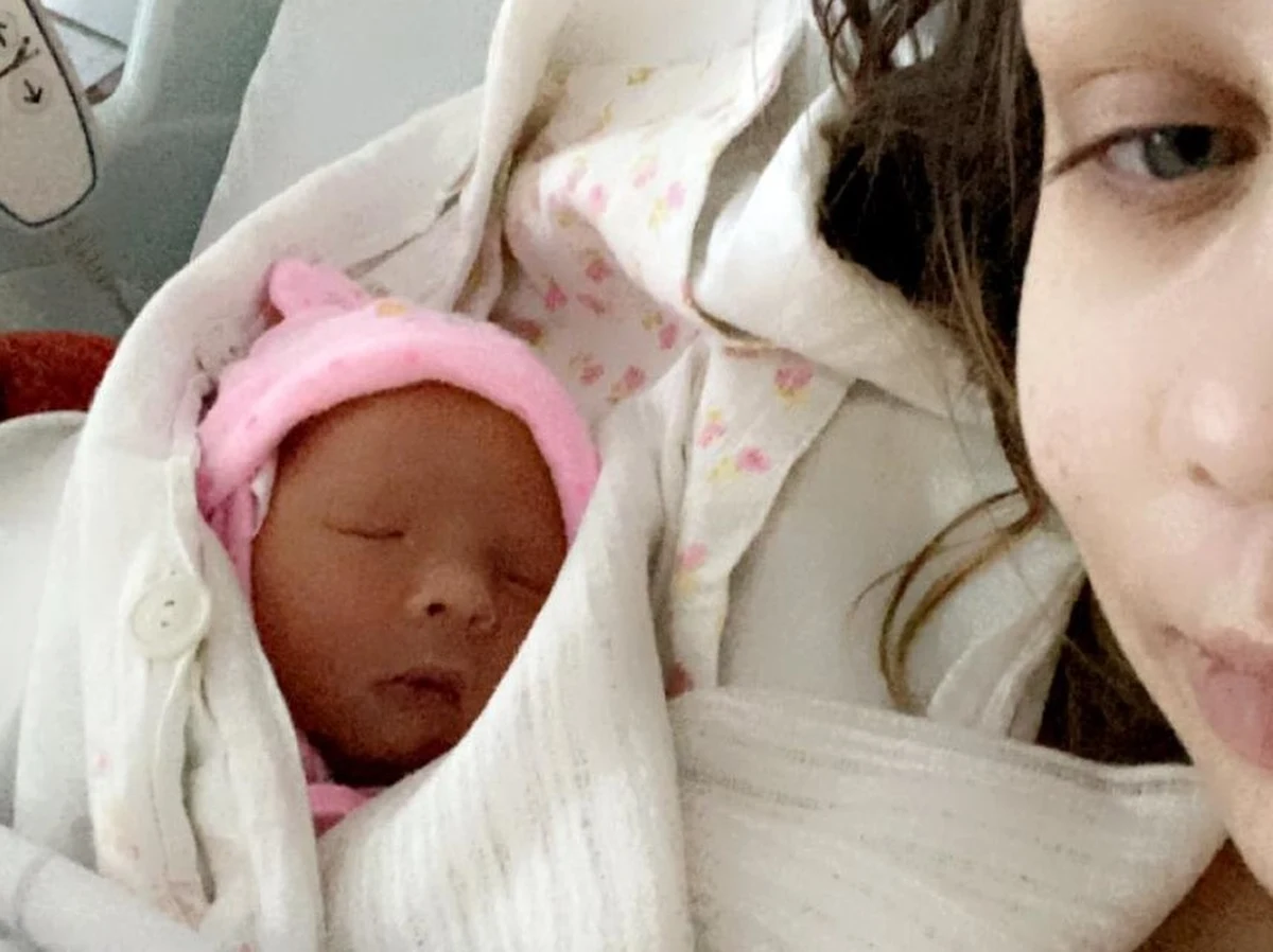 Niezwykły poród w Uniwersyteckim Centrum Klinicznym im. prof. Kornela Gibińskiego w Katowicach. Mamą została pani Monika chorująca od dziecka na mukowiscydozę. Urodziła zdrową córeczkę Lilianę. Pani Monika jest jedną z 60 pacjentek na świecie oraz jedyną w Polsce, która przyjmuje leki nowej generacji, przywracające prawidłowe funkcjonowanie dróg oddechowych. To dzięki nim stan zdrowia pozwolił na zajście w ciążę i poród. Niestety, leki nie są refundowane. 